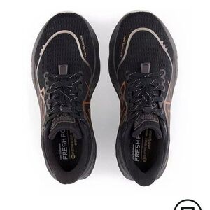 Like new! Women New balence fresh foam!